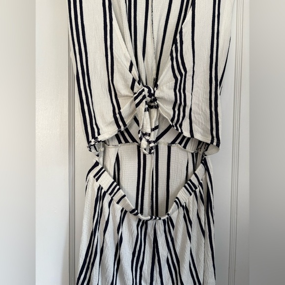 Love Tree White & Blue Stripes Sleeveless Romper Open and Tie on Back Sz: Large - Picture 5 of 9